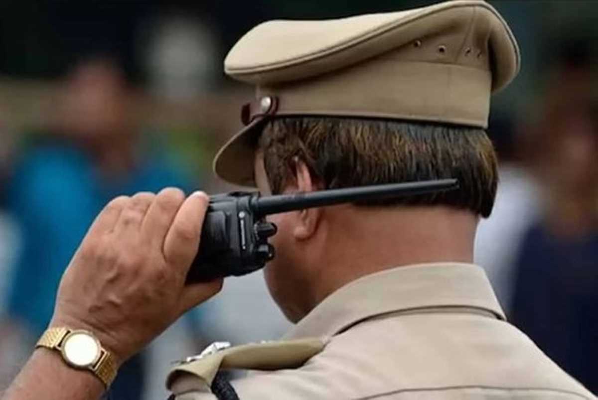 घर के बाहर लगाए अश्लील पोस्टर, मुकदमा दर्ज